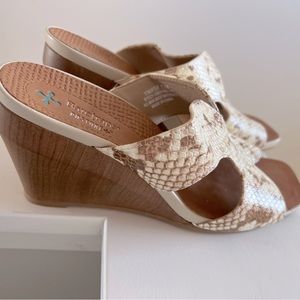 A brand new sandal by Baretraps. Posture. Stylish + comfort. excellent condition